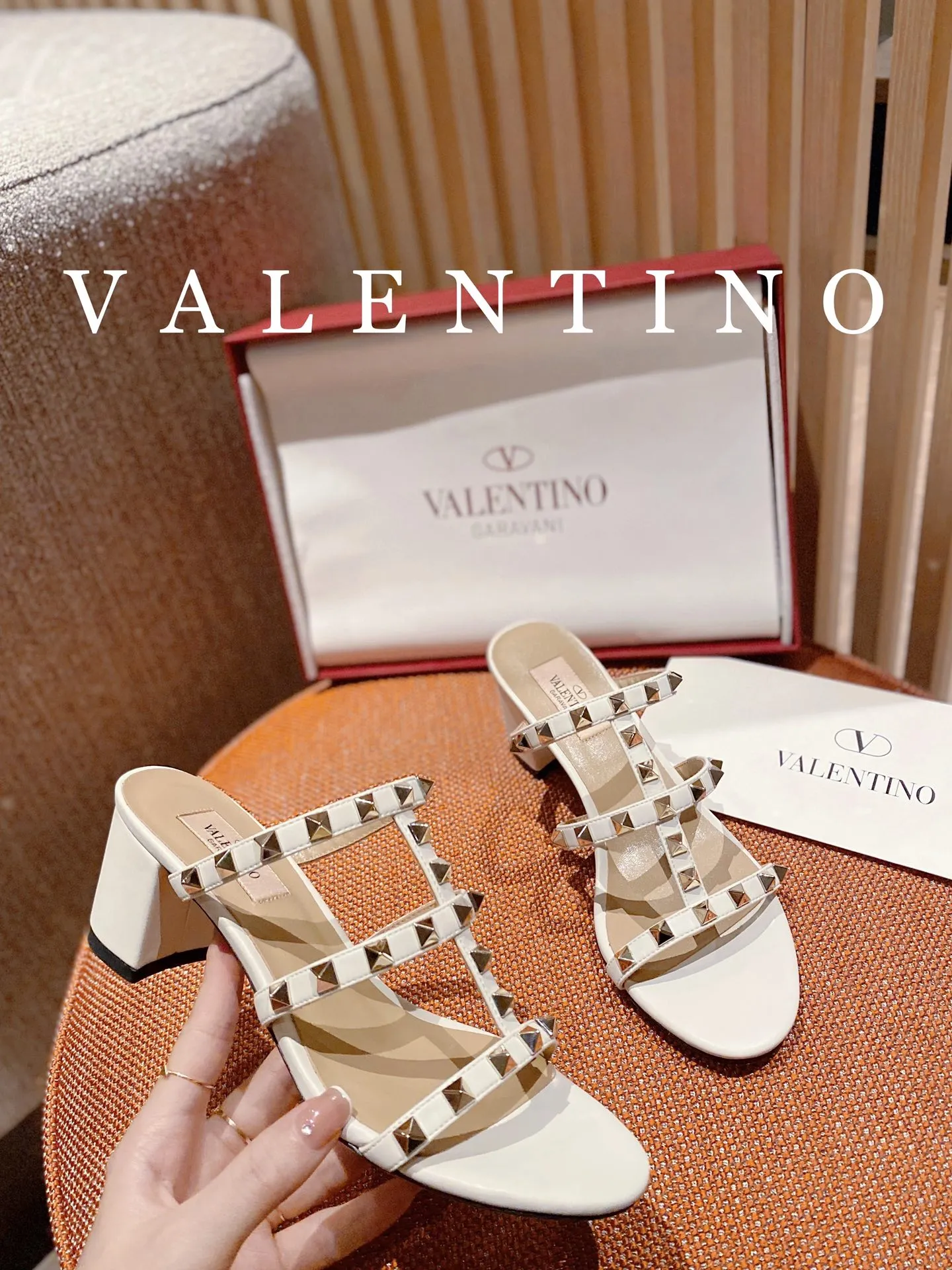 👟👟Ex-factory price 440👟👟 High-end quality 𝑉𝐴𝐿𝐸𝑁𝑇𝐼𝑁𝑂 Valentino ♡ͥ | Level🔍 The classic King flip flops are also so beautiful. The textured hardware brings out a full sense of luxury. After putting it on my feet, I was shocked that my feet looked slimmer! The new season lives up to expectations! Worth buying ★Imported cowhide is absolutely high-grade ❥Original method is absolutely sensual ❥Elegant style creates a different feeling🙈 Simple temperament style!  ♡ show bdetails ———————————— ⊿▸: Size｜35-40 (customized at 40.41.42) ⊿▸: Material｜Imported cowhide ⊿▸: Material | Padded sheepskin ���▸: Material | Italian🇮🇹 genuine leather outsole ⊿▸: Heel height｜6cm